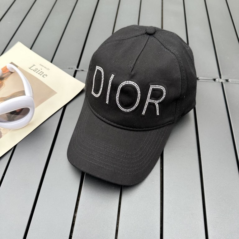 Dior Dior   high version counter synchronization Dior new baseball cap is a very easy to carry hat   can be folded into a small bag   suitable for wearing all year round, the