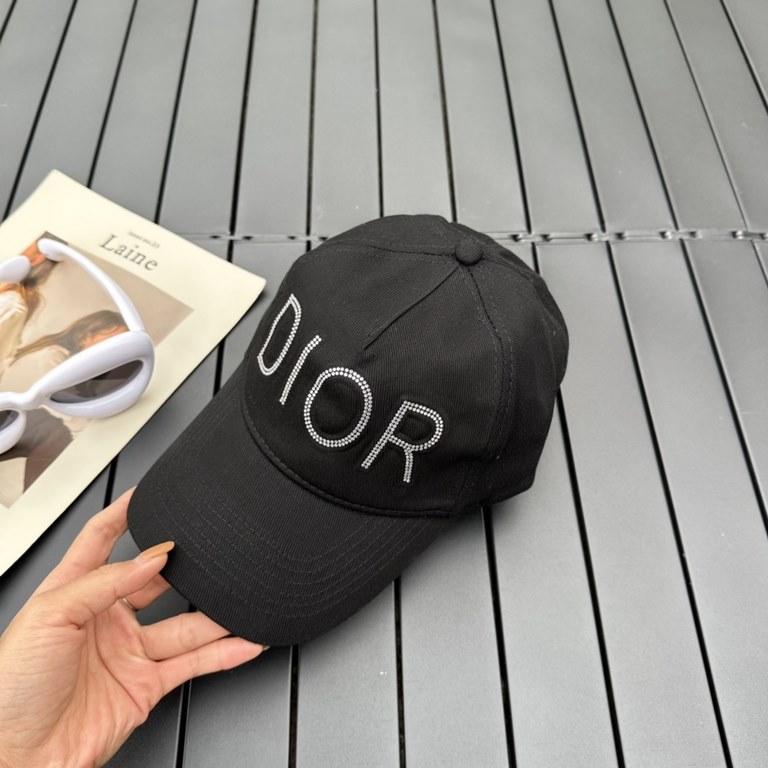 Dior Dior   high version counter synchronization Dior new baseball cap is a very easy to carry hat   can be folded into a small bag   suitable for wearing all year round, the