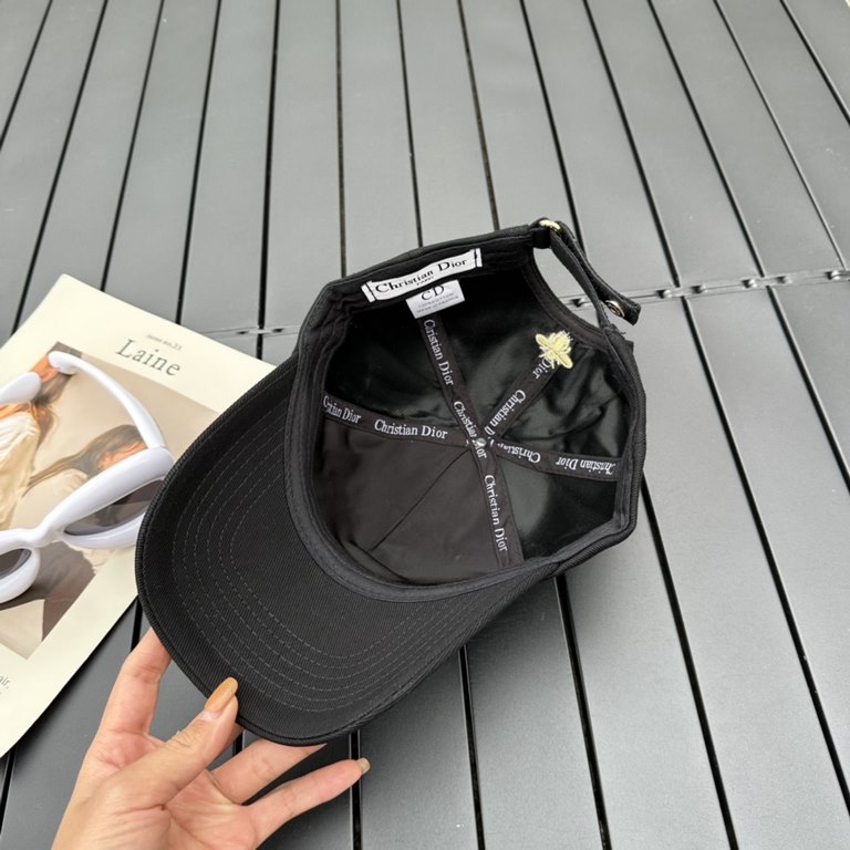 Dior Dior   high version counter synchronization Dior new baseball cap is a very easy to carry hat   can be folded into a small bag   suitable for wearing all year round, the