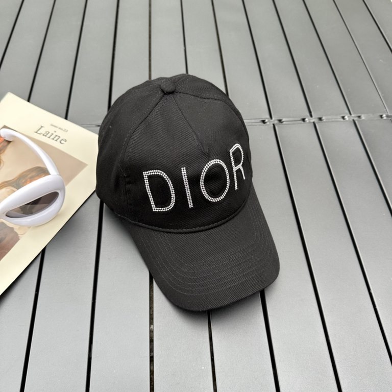 Dior Dior   high version counter synchronization Dior new baseball cap is a very easy to carry hat   can be folded into a small bag   suitable for wearing all year round, the