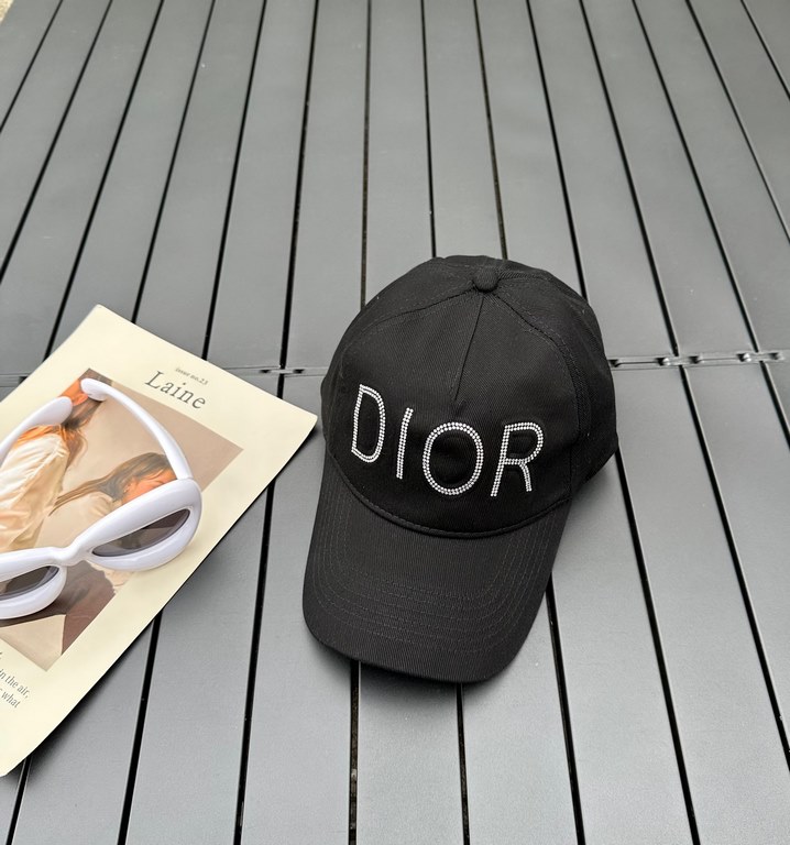 Dior Dior   high version counter synchronization Dior new baseball cap is a very easy to carry hat   can be folded into a small bag   suitable for wearing all year round, the