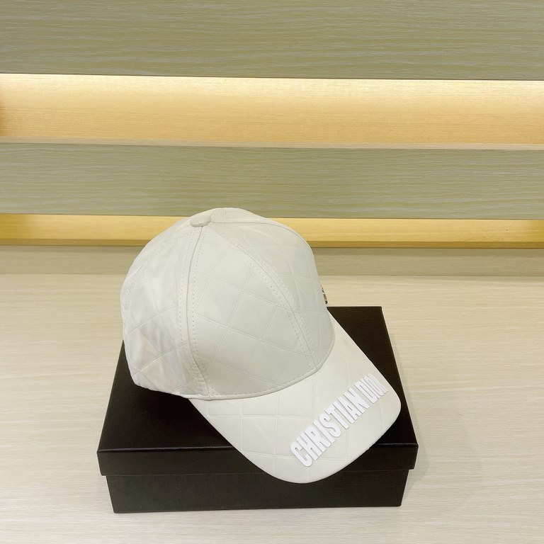 DIOR Dior  , DIOR official website synchronized with the release of the new D family baseball cap, the whole cap texture is super good, the effect on the head is very nice, loli imperial sister can be outstanding, super 