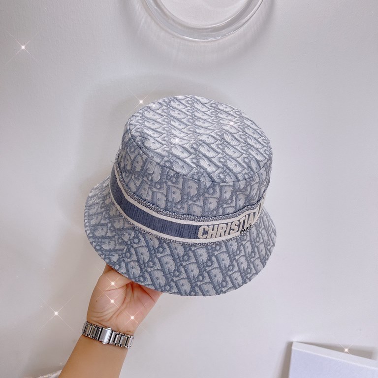 Dior Dior new old flower letters webbing fisherman's hatUltra-famous, deepening the cap more temperament, this season's explosive models!Material 100% cottonHead circumference 57cm