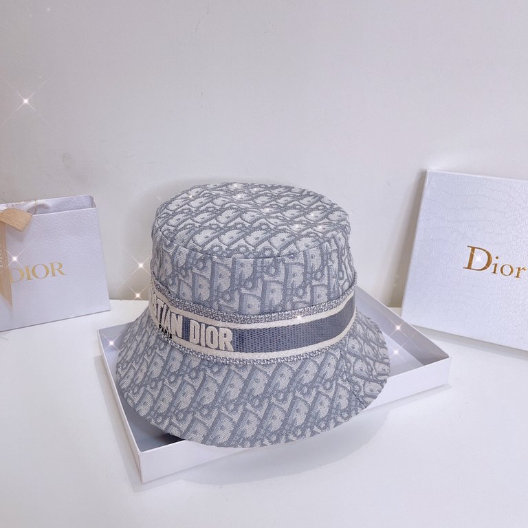 Dior Dior new old flower letters webbing fisherman's hatUltra-famous, deepening the cap more temperament, this season's explosive models!Material 100% cottonHead circumference 57cm