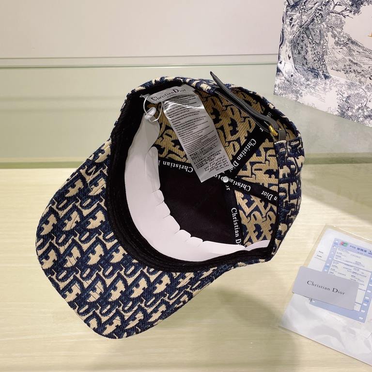 [DIOR Dior] new embroidered simple models of baseball caps, new shipments, big models are super good with, hurry to get!