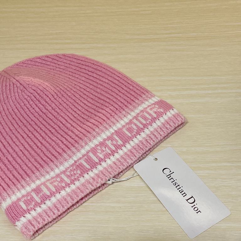 Dior Dior official website of the latest wool knit cap, very soft skin-friendly, elasticity is very good   texture and very versatile style ~ very warm, fall and winter essential artifacts, any head circumference can be 