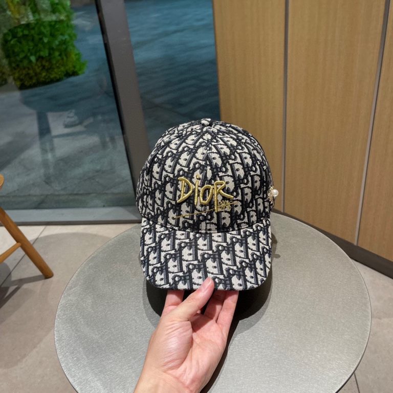 DIOR Dior 2023 official website synchronized with the release of new models D family baseball cap  , the whole hat texture is super good, the effect on the head is very nice, the imperial sister can be outstanding, super