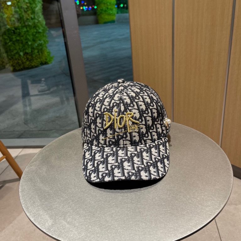 DIOR Dior 2023 official website synchronized with the release of new models D family baseball cap  , the whole hat texture is super good, the effect on the head is very nice, the imperial sister can be outstanding, super