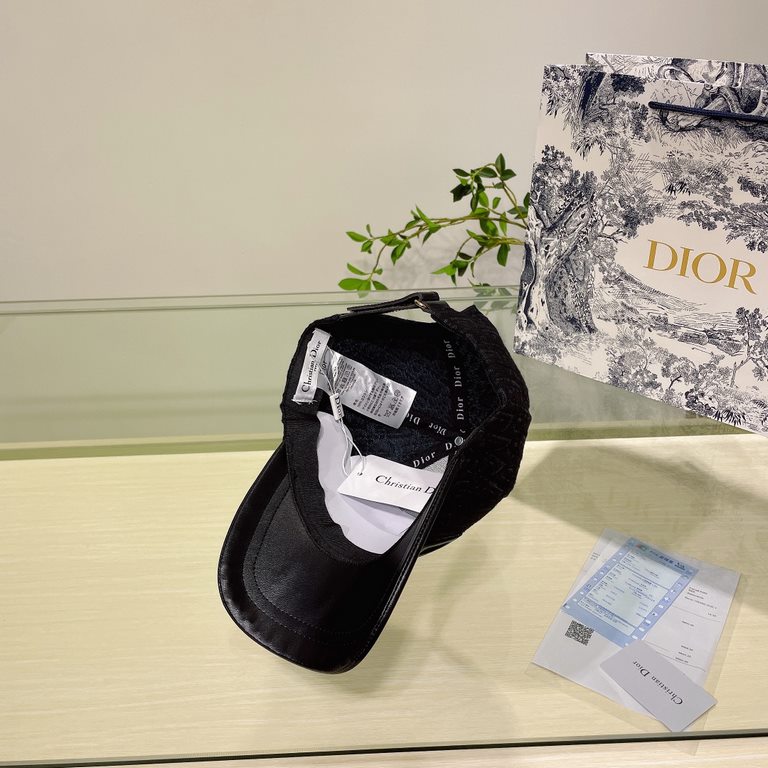 Dior Dior classic original single baseball cap, 11 open mold customized, original canvas material   head layer cowhide, British and awesome quality! Cotton lining, base head circumference 56, patch adjustable.