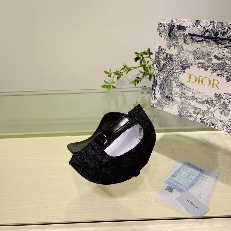 Dior Dior classic original single baseball cap, 11 open mold customized, original canvas material   head layer cowhide, British and awesome quality! Cotton lining, base head circumference 56, patch adjustable.