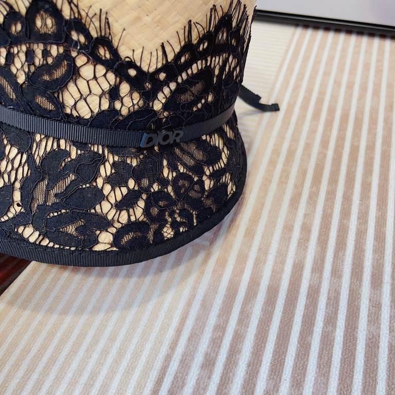 Dior Customized Lace Straw HatLace embellishment super fairy ~ high custom models!The workmanship is impeccable.