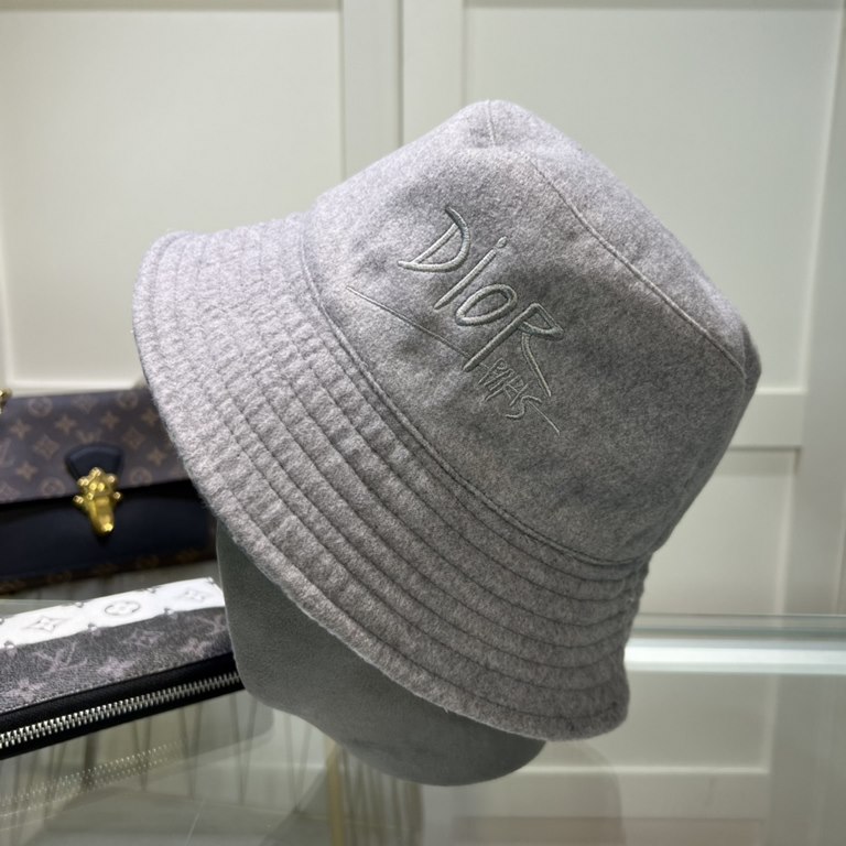 Dior (Dior) official website with the same fall models fisherman hat latest models of superb quality materials, details of workmanship is particularly exquisite, counter quality, on the head effect is excellent!