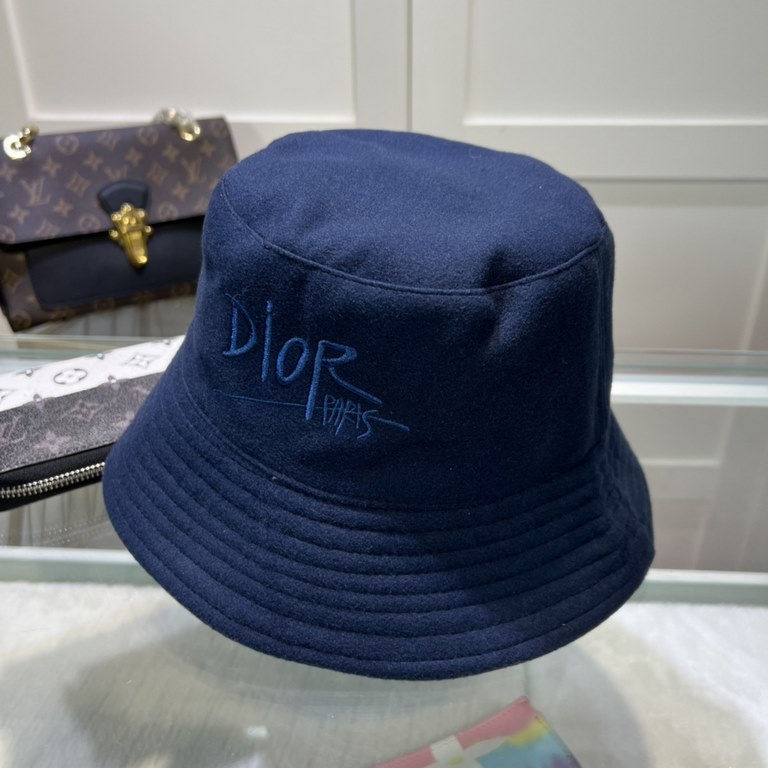 Dior (Dior) official website with the same fall models fisherman hat latest models of superb quality materials, details of workmanship is particularly exquisite, counter quality, on the head effect is excellent!