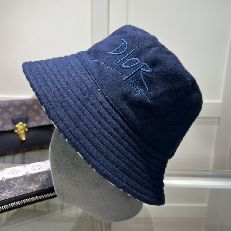 Dior (Dior) official website with the same fall models fisherman hat latest models of superb quality materials, details of workmanship is particularly exquisite, counter quality, on the head effect is excellent!