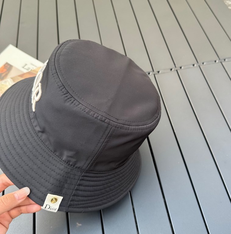 Dior Dior    official website of the latest double-sided full print Dior logo fisherman's hat, sunscreen index is super high, do not show the face is small, there is a type is not floppy, can be folded at will, easy to c