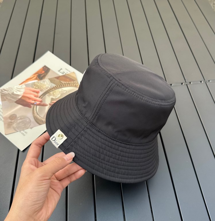 Dior Dior    official website of the latest double-sided full print Dior logo fisherman's hat, sunscreen index is super high, do not show the face is small, there is a type is not floppy, can be folded at will, easy to c