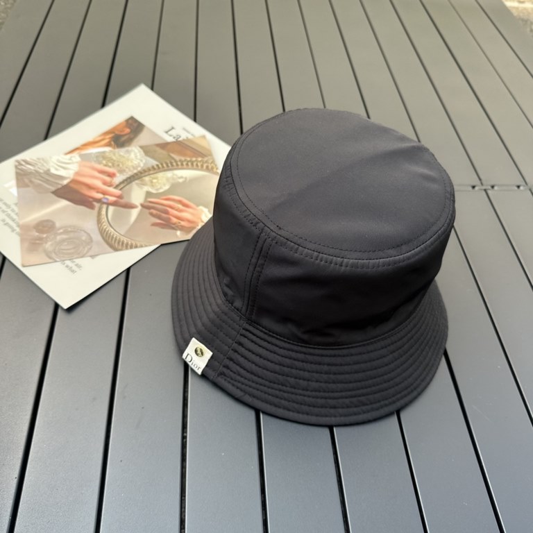 Dior Dior    official website of the latest double-sided full print Dior logo fisherman's hat, sunscreen index is super high, do not show the face is small, there is a type is not floppy, can be folded at will, easy to c