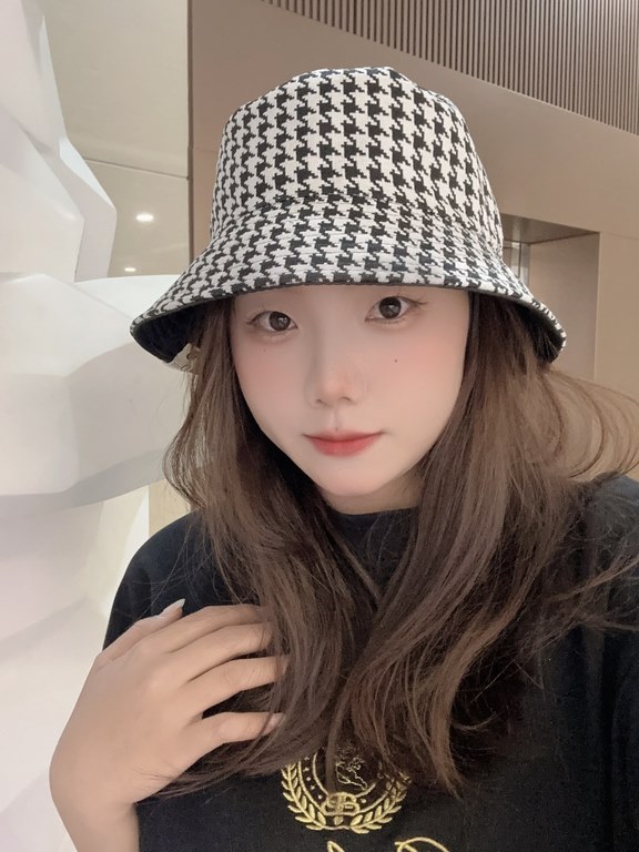 Dior Dior    official website of the latest double-sided full print Dior logo fisherman's hat, sunscreen index is super high, do not show the face is small, there is a type is not floppy, can be folded at will, easy to c