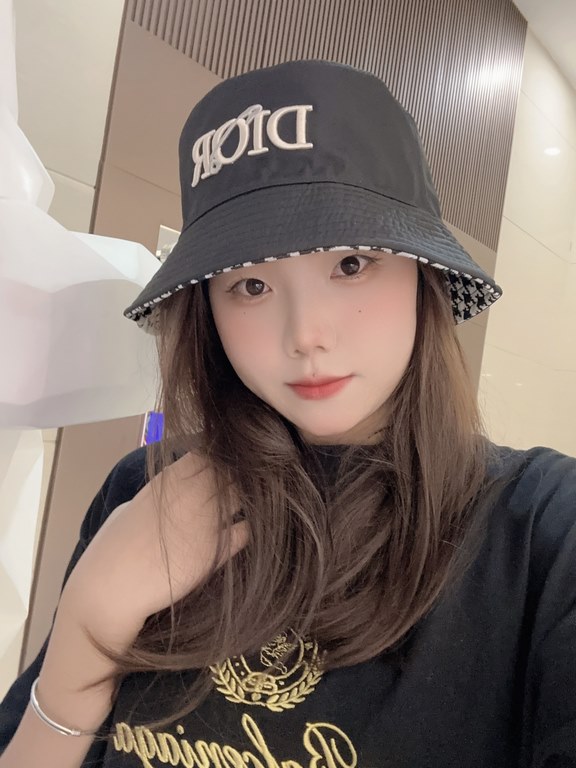 Dior Dior    official website of the latest double-sided full print Dior logo fisherman's hat, sunscreen index is super high, do not show the face is small, there is a type is not floppy, can be folded at will, easy to c