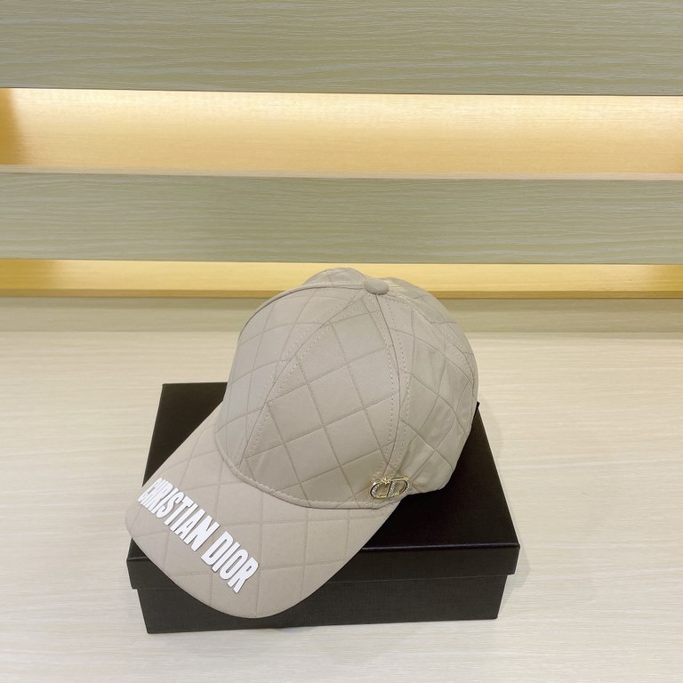 DIOR Dior  , DIOR official website synchronized with the release of the new D family baseball cap, the whole cap texture is super good, the effect on the head is very nice, loli imperial sister can be outstanding, super 