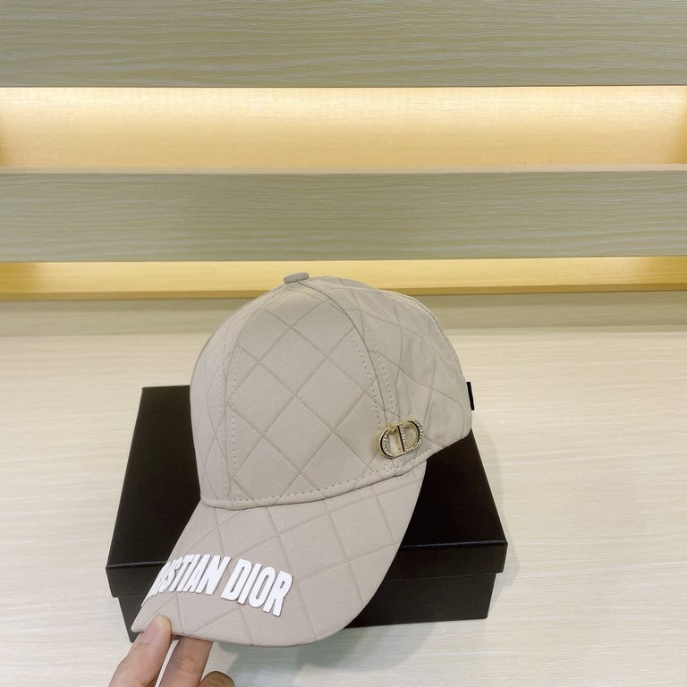 DIOR Dior  , DIOR official website synchronized with the release of the new D family baseball cap, the whole cap texture is super good, the effect on the head is very nice, loli imperial sister can be outstanding, super 