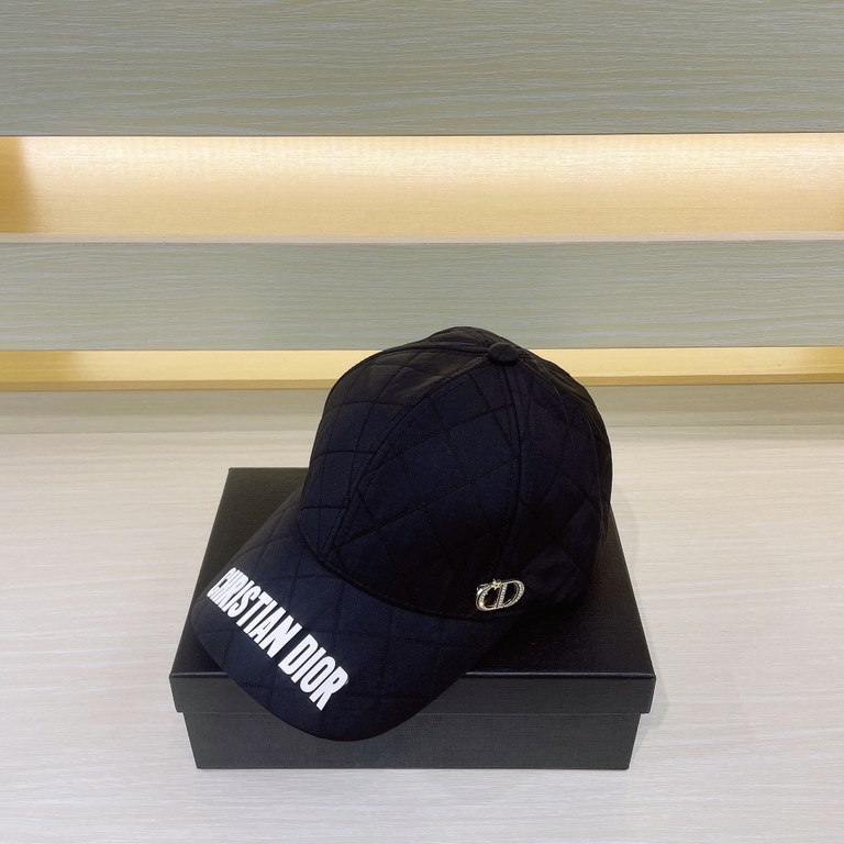 DIOR Dior  , DIOR official website synchronized with the release of the new D family baseball cap, the whole cap texture is super good, the effect on the head is very nice, loli imperial sister can be outstanding, super 