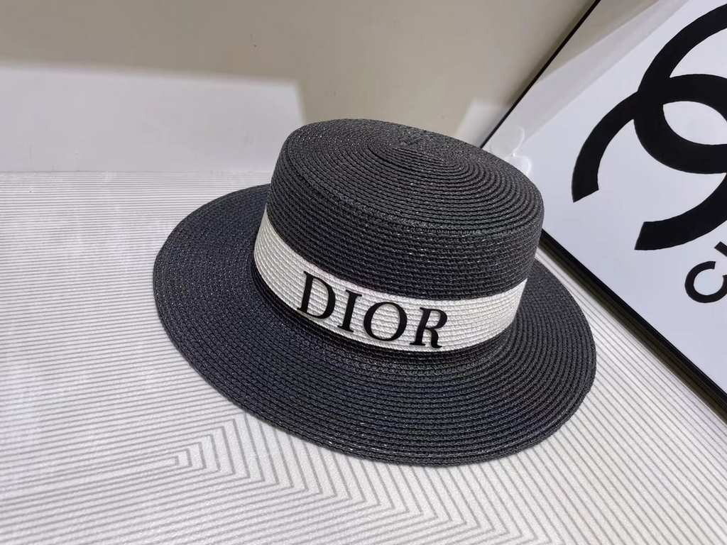 Dior's new flat top bowler hat  Practical high value beauty, summer is the need for cool colors, theSuper beautiful flat top shade concave modeling tool, PP grass shade with good!Material 100% grassHead circumference 57c