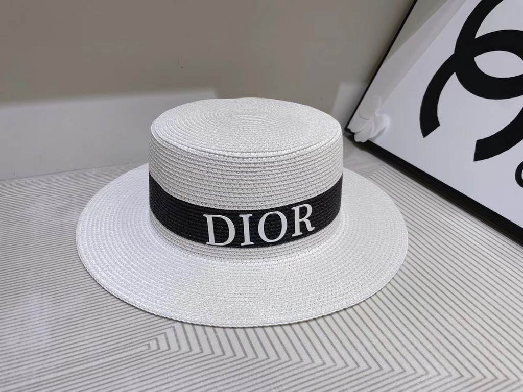 Dior's new flat top bowler hat  Practical high value beauty, summer is the need for cool colors, theSuper beautiful flat top shade concave modeling tool, PP grass shade with good!Material 100% grassHead circumference 57c