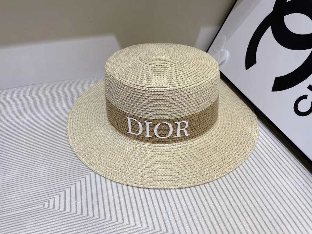 Dior's new flat top bowler hat  Practical high value beauty, summer is the need for cool colors, theSuper beautiful flat top shade concave modeling tool, PP grass shade with good!Material 100% grassHead circumference 57c