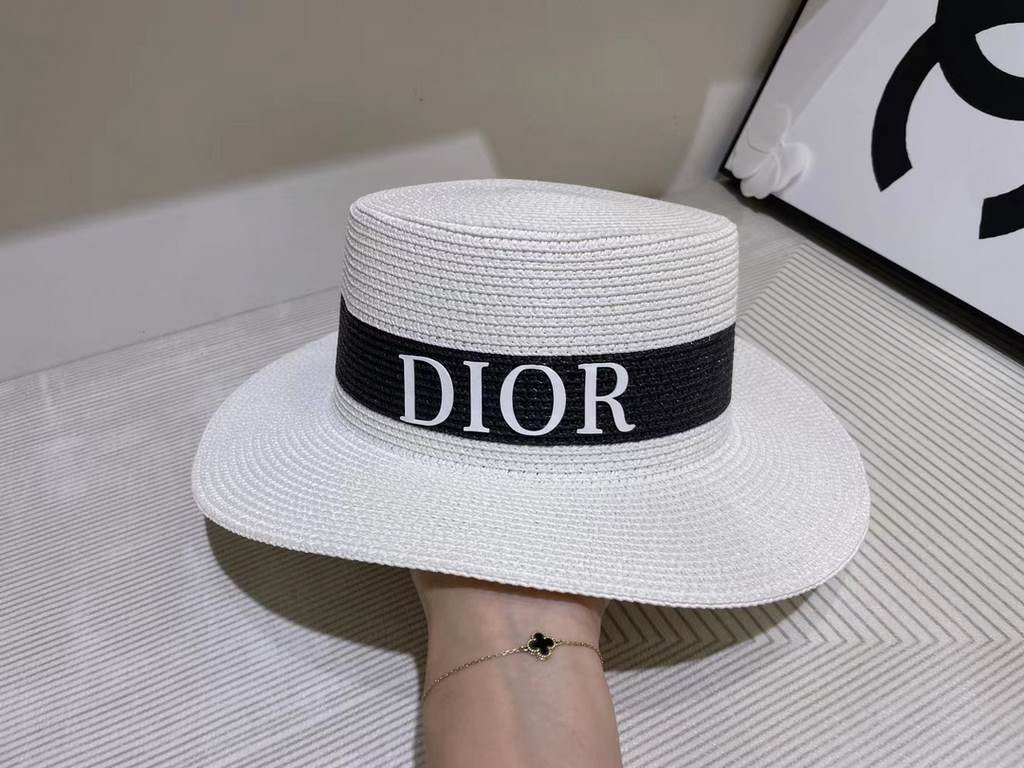 Dior's new flat top bowler hat  Practical high value beauty, summer is the need for cool colors, theSuper beautiful flat top shade concave modeling tool, PP grass shade with good!Material 100% grassHead circumference 57c