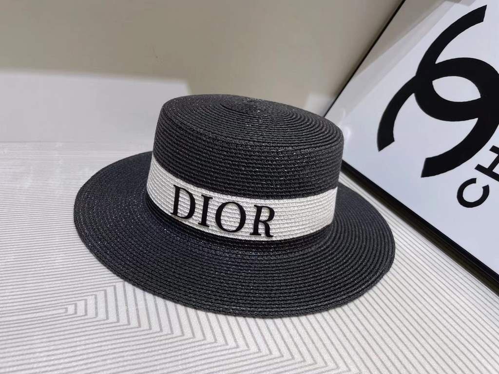 Dior's new flat top bowler hat  Practical high value beauty, summer is the need for cool colors, theSuper beautiful flat top shade concave modeling tool, PP grass shade with good!Material 100% grassHead circumference 57c