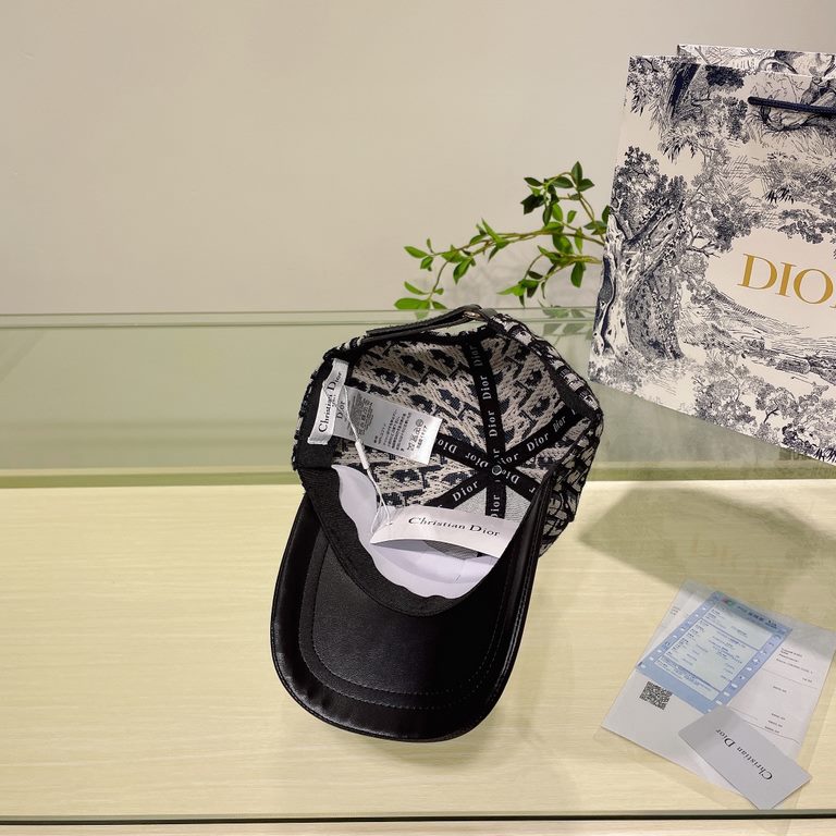 Dior Dior classic original single baseball cap, 11 open mold customized, original canvas material   head layer cowhide, British and awesome quality! Cotton lining, base head circumference 56, patch adjustable.