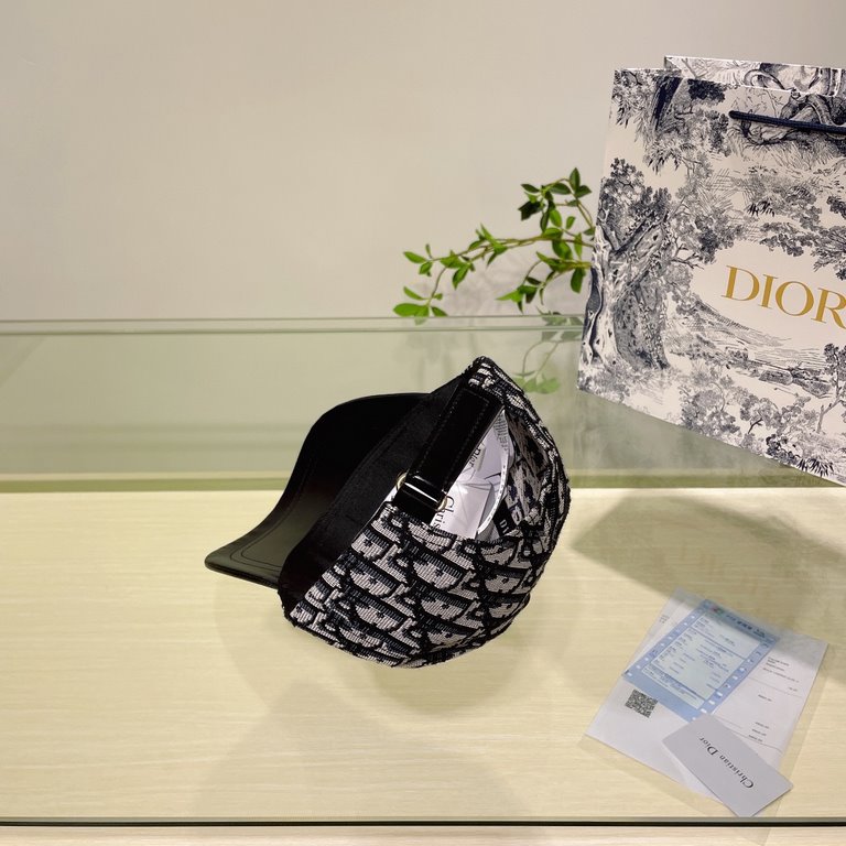 Dior Dior classic original single baseball cap, 11 open mold customized, original canvas material   head layer cowhide, British and awesome quality! Cotton lining, base head circumference 56, patch adjustable.