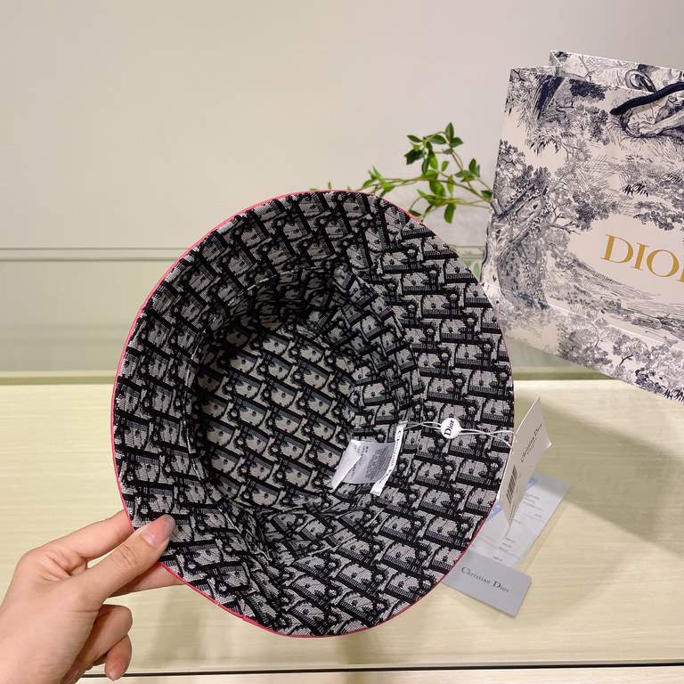 Dior Dior    official website of the latest double-sided full print Dior logo fisherman's hat, sunscreen index is super high, especially show a small face, shaped not floppy, can be folded at will, easy to carry