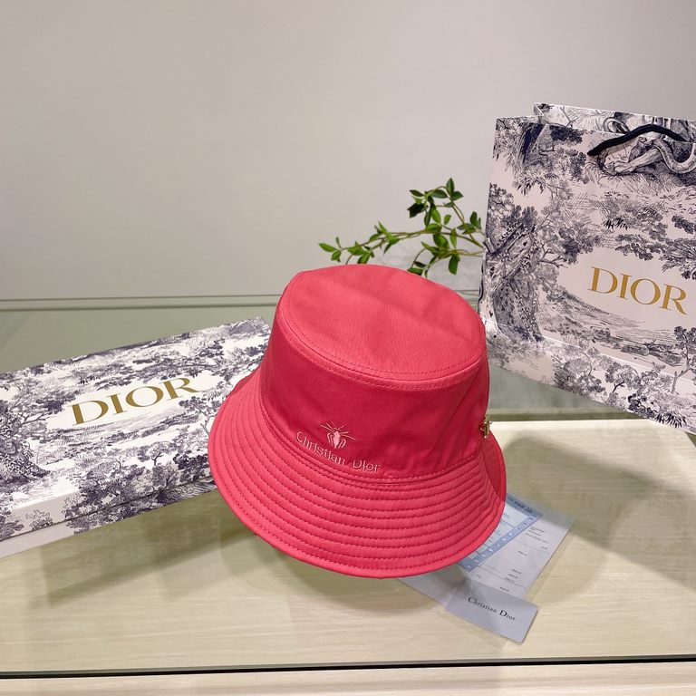 Dior Dior    official website of the latest double-sided full print Dior logo fisherman's hat, sunscreen index is super high, especially show a small face, shaped not floppy, can be folded at will, easy to carry