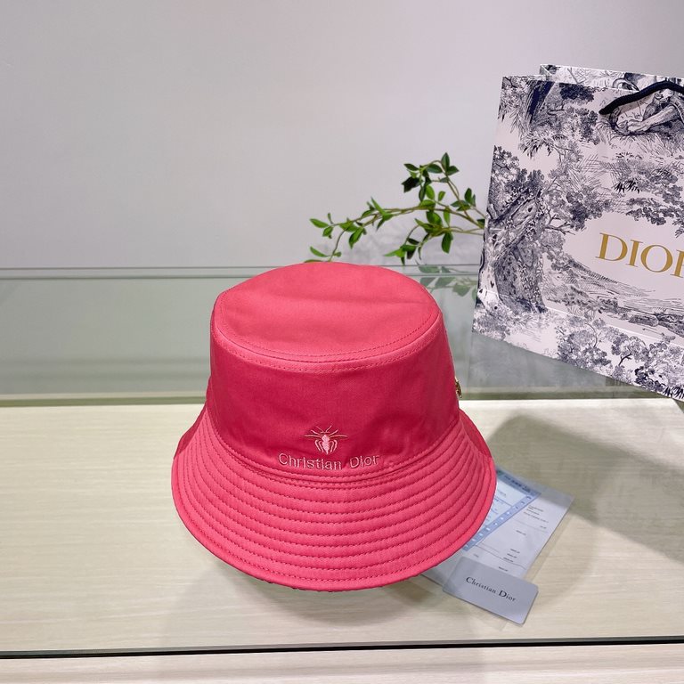 Dior Dior    official website of the latest double-sided full print Dior logo fisherman's hat, sunscreen index is super high, especially show a small face, shaped not floppy, can be folded at will, easy to carry