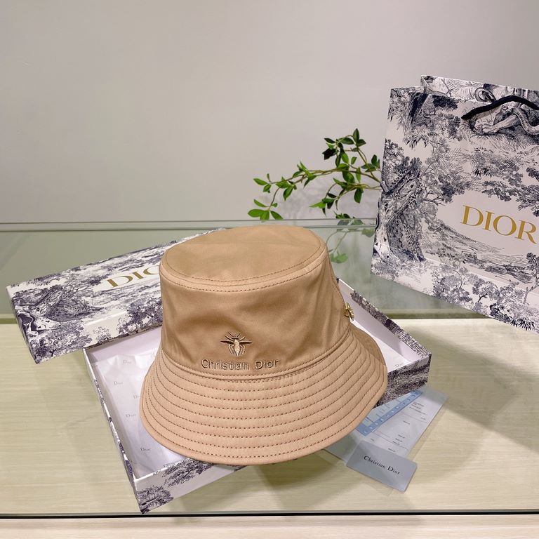 Dior Dior    official website of the latest double-sided full print Dior logo fisherman's hat, sunscreen index is super high, especially show a small face, shaped not floppy, can be folded at will, easy to carry