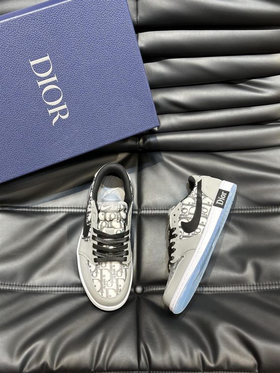 The   Dio X nike co-branded   low-top casual sneakers are crafted from imported aged canvas spliced with head-layer cowhide leather, featuring a co-branded printed logo embellishment on the side, a two-tone rubber sole, 