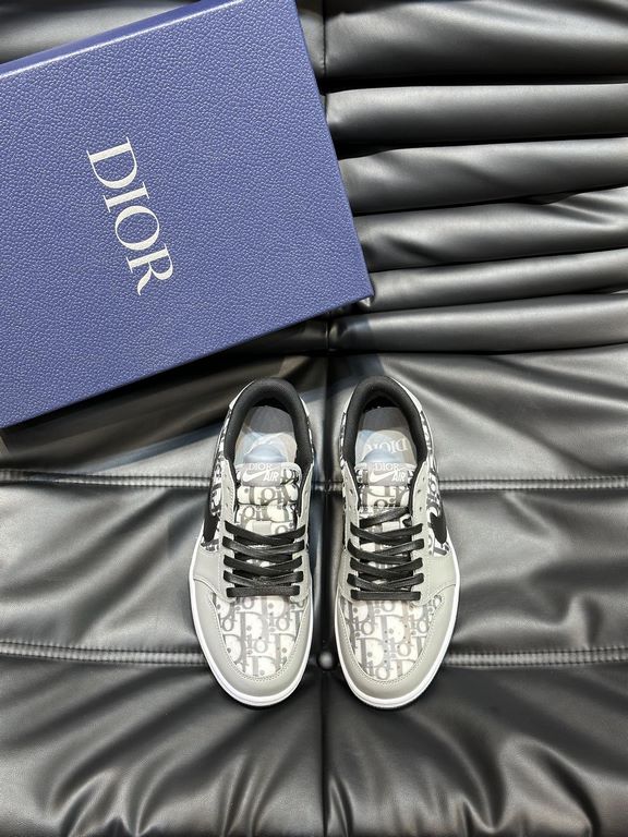 The   Dio X nike co-branded   low-top casual sneakers are crafted from imported aged canvas spliced with head-layer cowhide leather, featuring a co-branded printed logo embellishment on the side, a two-tone rubber sole, 