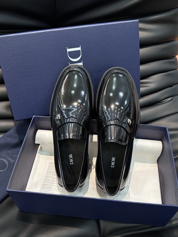 D~r  Men's Classic Loafers are designed in a slip-on style for easy on and off. Meticulously crafted from black cowhide leather, they're crafted in collaboration with Shawn Stussy and feature a rubberized, embossed sole 