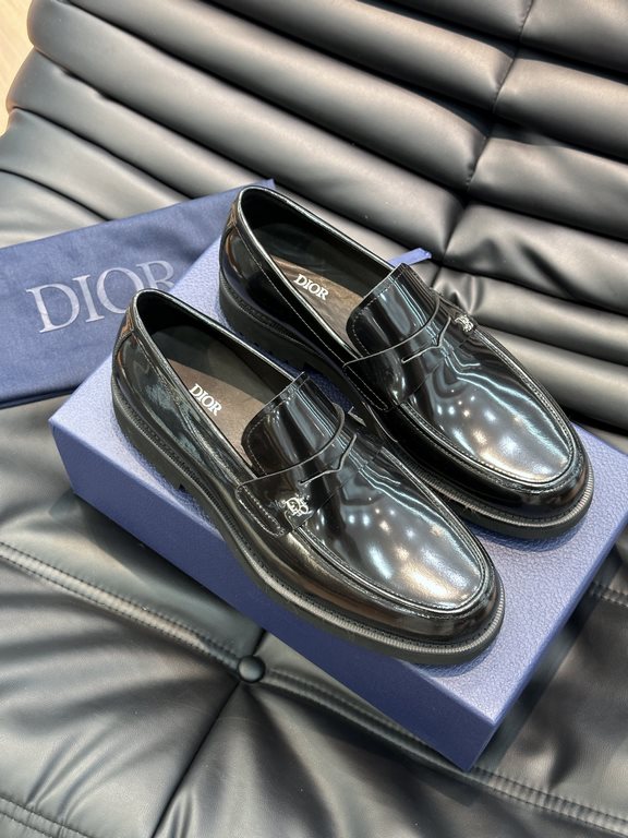 D~r  Men's Classic Loafers are designed in a slip-on style for easy on and off. Meticulously crafted from black cowhide leather, they're crafted in collaboration with Shawn Stussy and feature a rubberized, embossed sole 