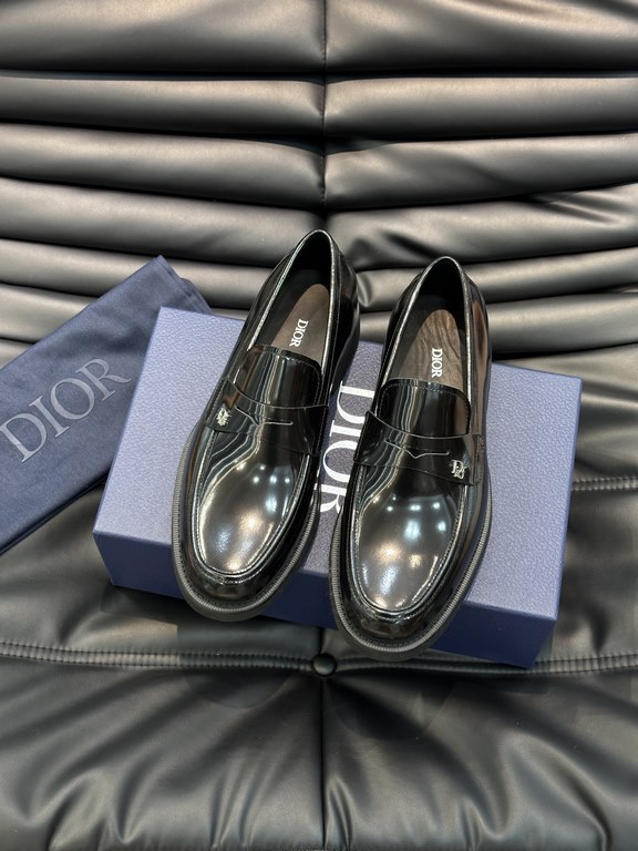 D~r  Men's Classic Loafers are designed in a slip-on style for easy on and off. Meticulously crafted from black cowhide leather, they're crafted in collaboration with Shawn Stussy and feature a rubberized, embossed sole 