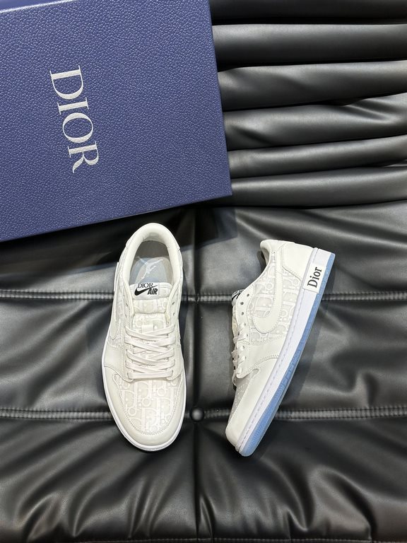 The   Dio X nike co-branded   low-top casual sneakers are crafted from imported aged canvas spliced with head-layer cowhide leather, featuring a co-branded printed logo embellishment on the side, a two-tone rubber sole, 