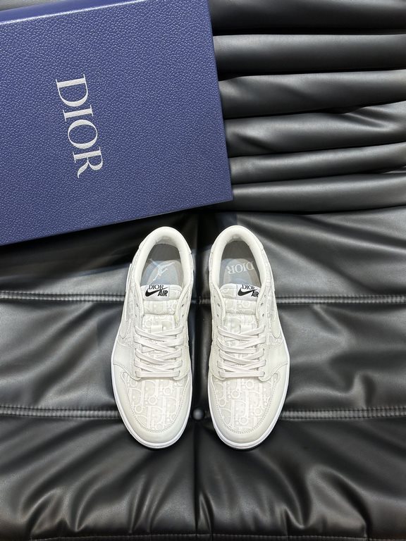 The   Dio X nike co-branded   low-top casual sneakers are crafted from imported aged canvas spliced with head-layer cowhide leather, featuring a co-branded printed logo embellishment on the side, a two-tone rubber sole, 