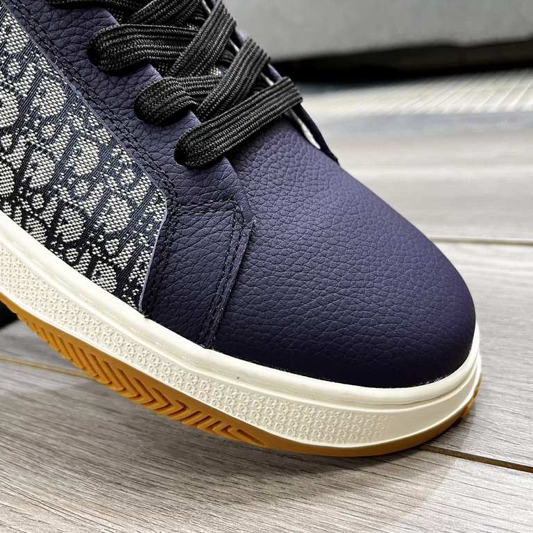 Factory   Dior's latest models of casual sneakers     Casual fashion explosion,   version of the simple atmosphere,   fabric using imported cowhide leather with the original fabric,   sheepskin lining, the original wear-