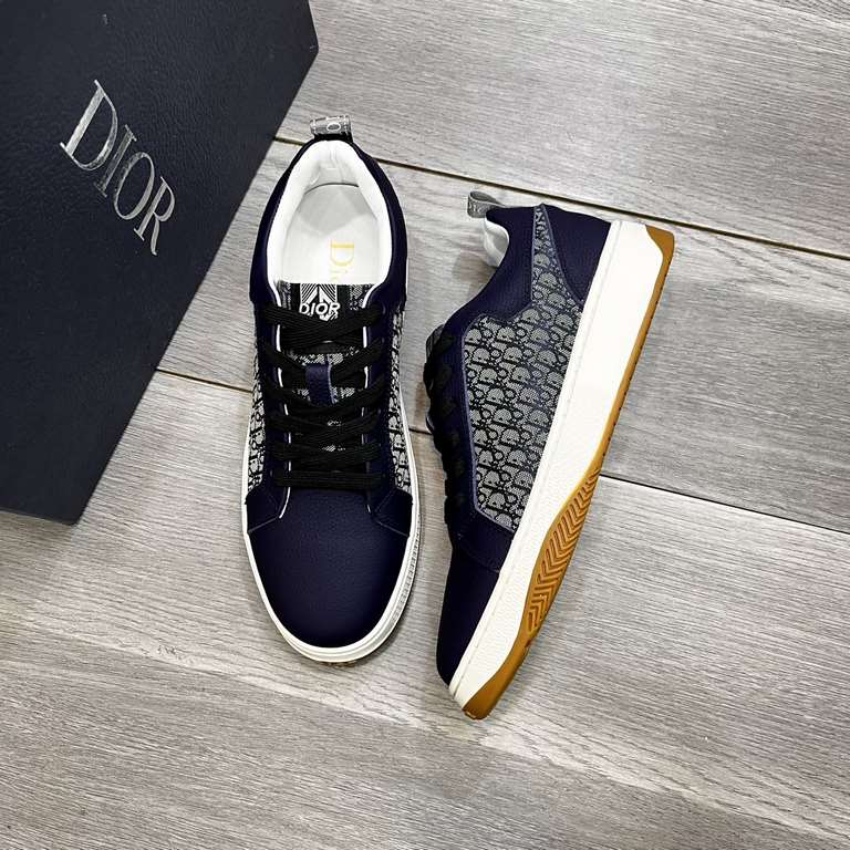 Factory   Dior's latest models of casual sneakers     Casual fashion explosion,   version of the simple atmosphere,   fabric using imported cowhide leather with the original fabric,   sheepskin lining, the original wear-