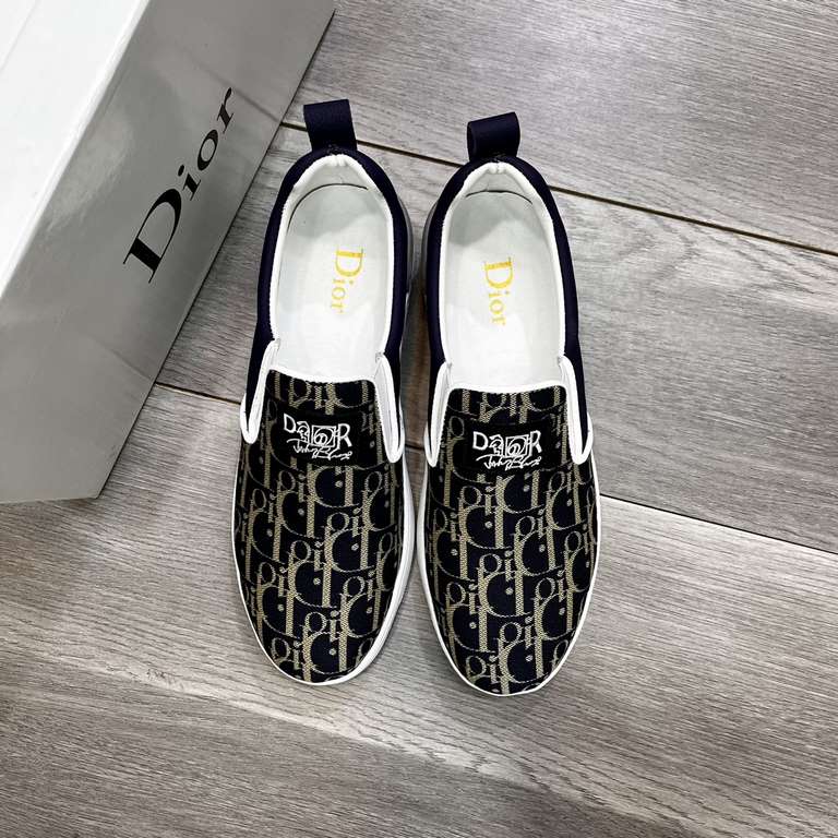 Factory   Dior new casual sneakers     Casual fashion explosion,   version of the simple atmosphere,   The fabric is made of imported cowhide leather with cloth,   sheepskin lining, the original wear-resistant rubber out