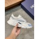 Dior Dior B22 Men's Jogging Fashion SneakersThis piece draws inspiration from vintage joggers. Featuring a chunky low-top design, the upper is made from selected cowhide leather and mesh fabric with a black and white emb