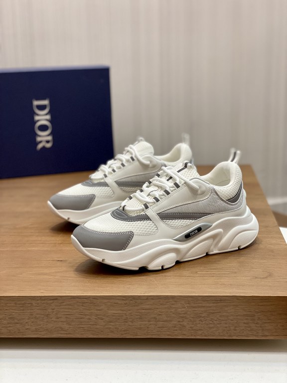 Dior Dior B22 Men's Jogging Fashion SneakersThis piece draws inspiration from vintage joggers. Featuring a chunky low-top design, the upper is made from selected cowhide leather and mesh fabric with a black and white emb