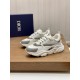 Dior Dior B22 Men's Jogging Fashion SneakersThis piece draws inspiration from vintage joggers. Featuring a chunky low-top design, the upper is made from selected cowhide leather and mesh fabric with a black and white emb